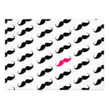 Roligt flickaktigt rosa och svart mustaschmönster anpassade inbjudan