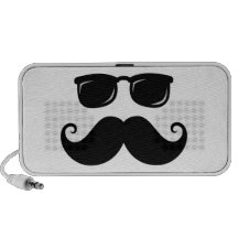 Roligt mustasch- och solglasögonansikte notebook högtalare