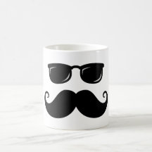 Roligt mustasch- och solglasögonansikte kaffe mugg