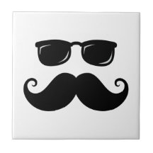 Roligt mustasch- och solglasögonansikte kakelplatta av kerami