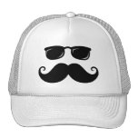 Roligt mustasch- och solglasögonansikte trucker keps