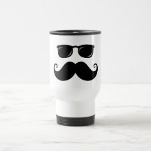 Roligt mustasch- och solglasögonansikte kaffe muggar