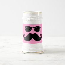 Roligt mustasch- och solglasögonansikte på rosor kaffe mugg