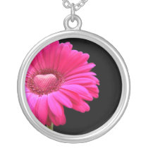 Rosa gerbera med hjärta halsband