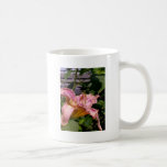 Rosa lilja tätt upp det nätt färgrika blommafotoet kaffe kopp