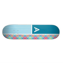Rosa- och blåttpläd skateboards
