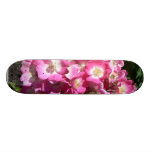 Rosa- och vitblommor skate deck