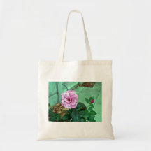 Rosa ros med gröna löv tote bag