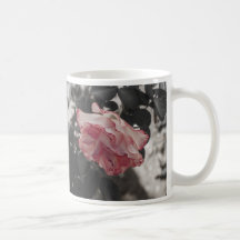 Rosa ros på det svartvita bakgrundsfotoet kaffe muggar