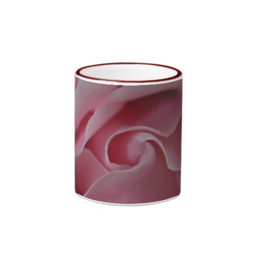 Rosa ros virvlar runt kaffe koppar
