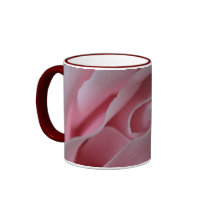 Rosa ros virvlar runt kaffe koppar