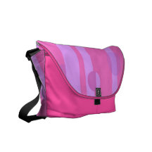 Rosan pricker och river av messenger bag