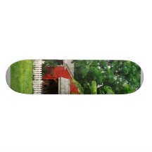 Rött lantgårdskjul skateboard