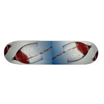 Rött vin hällde in i vinexponeringsglas skate deck