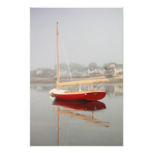 Ruby röda Catboat i den Provincetown hamnen Foto