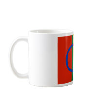 Sami sjunker kaffe muggar