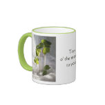Shamrocks i en vintageflaska kaffe mugg