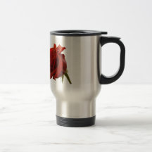 Singelröd ros med dagg tappar kaffe muggar