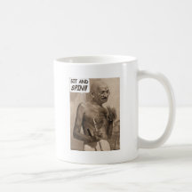 Sitt och snurrandet kaffe muggar