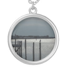 Sittin på skeppsdockan av fjärdskjortan smycken