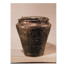 Situla med tre dekorativa musikband för repousse vykort