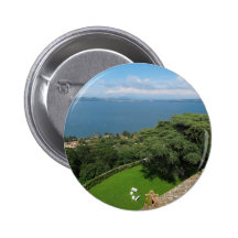 Sjön panorama- Bracciano beskådar Pins