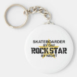 Skateboarderrockstjärna vid natt nyckelring