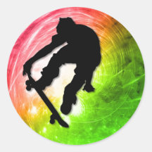 Skateboarding i en Psychedelic Cyclone Klistermärke