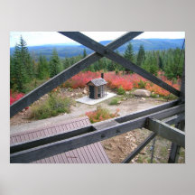 Skogen beskådar, den klara sjöbutten avfyrar utkik print