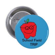Skola fältresan knäppas knappar med nål