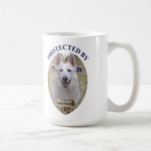 Skyddat av vitherden kaffe koppar