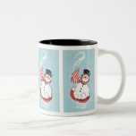 Snögubbe på snödiskett kaffe koppar