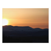 Solnedgång över snöig berg foton