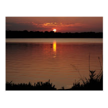 Sommarsolnedgång över sjövykortet