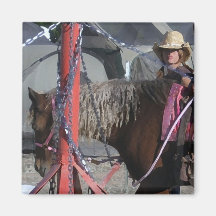 Söt ponny och Cowgirl på den ståndsmässiga mässari Kylskåpsnagnet