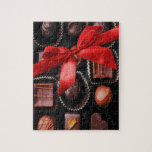 Sött chokladsortiment med den röda pilbågen jigsaw puzzles