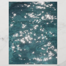 Sparkling bassängvattenbakgrund flyg blad