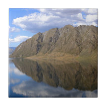 Spegelreflexioner på den härliga sjön Hawea Keramiska Plattor