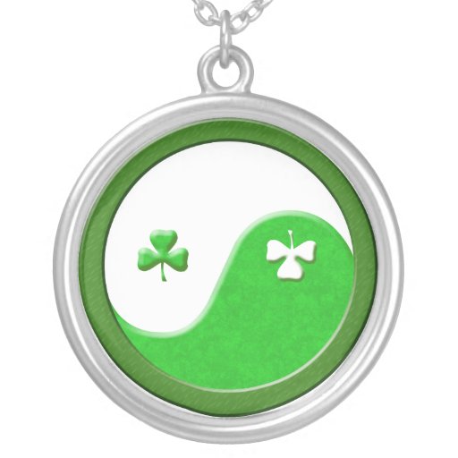 St Patrick möter det TaoismYin Yang halsbandet
