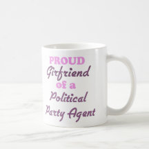 Stolt flickvän av en politiskt partiagent kaffe koppar