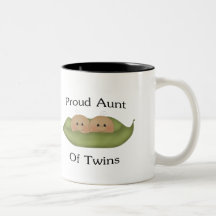 Stolt moster av twillingar kaffe muggar