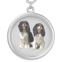 Stolt Spanielhalsband för kung Charles