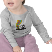 surfa in i regnbågar tshirts