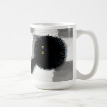 Svart katt som tittar upp kaffe koppar