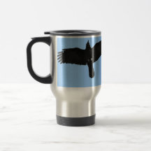 Svart korpsvart flyg i blå himmelfoto kaffe kopp