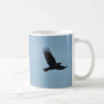 Svart korpsvart flyg i blå himmelfoto kaffe muggar