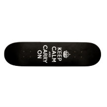 Svartvit behållalugn och bär på skateboard decks