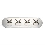 Svartvit holländsk Rabbit. Skateboard Deck