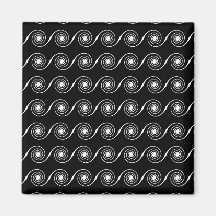 Svartvit spiral virvlar runt modellen magnet för kylskåp