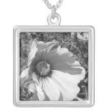 Svartvitt blommahalsband